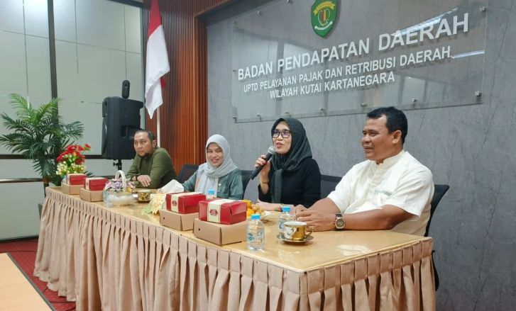 Kepala Bapenda Kaltim Dasmiah saat kunjungan kerja ke UPTD PPRD Kutai Kartanegara, Rabu (7/10/2026).
