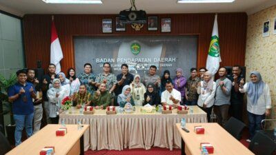 Kepala Bapenda Kaltim, Dasmiah saat melakukan kunjungan ke UPTD PPRD Kutai Kartanegera