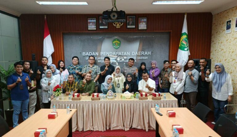 Kepala Bapenda Kaltim, Dasmiah saat melakukan kunjungan ke UPTD PPRD Kutai Kartanegera