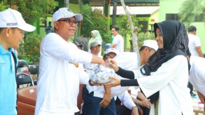 Saefuddin Zuhri saat menghadiri kegiatan Senam Santri dan penanaman bibit pohon di halaman Madrasah Aliyah Negeri (MAN) 2 Samarinda, Kamis (15/10/2026).