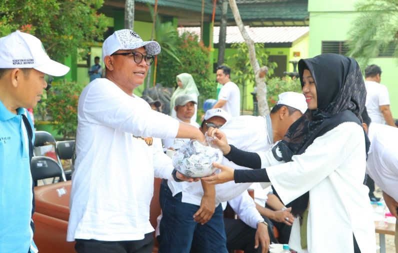 Saefuddin Zuhri saat menghadiri kegiatan Senam Santri dan penanaman bibit pohon di halaman Madrasah Aliyah Negeri (MAN) 2 Samarinda, Kamis (15/10/2026).