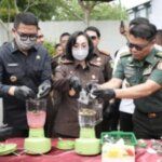 Pemusnahan barang bukti kejahatan yang dilakukan di halaman Kantor Kejaksaan Negeri Samarinda, Jalan M. Yamin, Kecamatan Samarinda Ulu pada Selasa (20/10/2026).