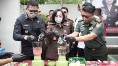 Pemusnahan barang bukti kejahatan yang dilakukan di halaman Kantor Kejaksaan Negeri Samarinda, Jalan M. Yamin, Kecamatan Samarinda Ulu pada Selasa (20/10/2026).