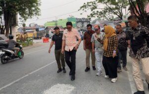Wali Kota Samarinda, Andi Harun, turun langsung meninjau sejumlah titik penggalian yang diduga terkait dengan pencurain kabel di Kota Samarinda, Kalimantan Timur, Jumat (23/10/2026) sore.