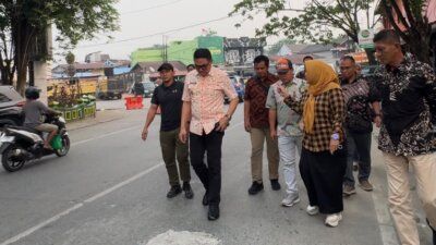 Wali Kota Samarinda, Andi Harun, turun langsung meninjau sejumlah titik penggalian yang diduga terkait dengan pencurain kabel di Kota Samarinda, Kalimantan Timur, Jumat (23/10/2026) sore.