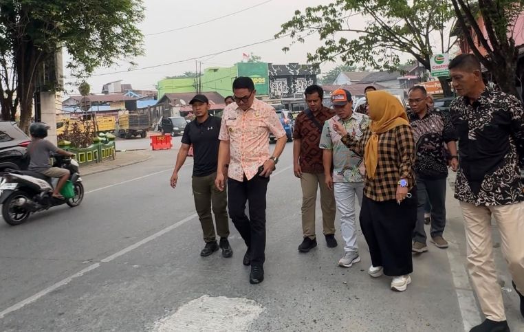 Wali Kota Samarinda, Andi Harun, turun langsung meninjau sejumlah titik penggalian yang diduga terkait dengan pencurain kabel di Kota Samarinda, Kalimantan Timur, Jumat (23/10/2026) sore.
