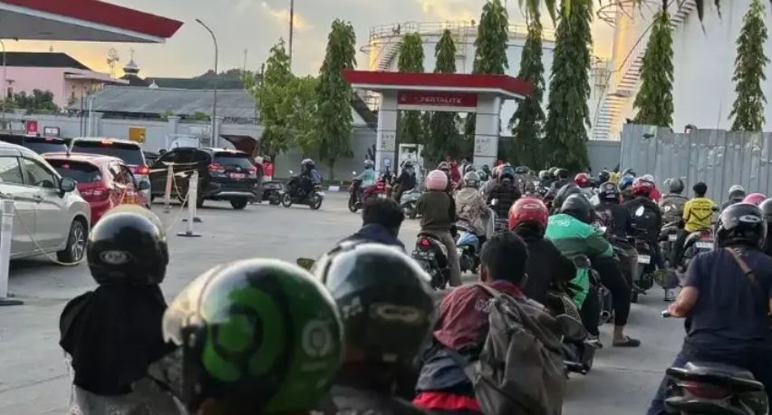 Ilustrasi antrean di Stasiun Pengisian Bahan Bakar Umum (SPBU)