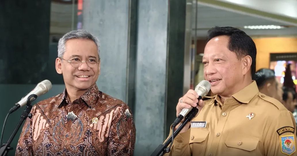 Menteri Dalam Negeri Muhammad Tito Karnavian dan Menteri Keuangan Suahasil Nazara