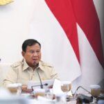 Presiden Prabowo Subianto saat memimpin rapat terbatas perkembangan penanganan karhutla secara hybrid, Selasa (13/10/2026).