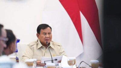 Presiden Prabowo Subianto saat memimpin rapat terbatas perkembangan penanganan karhutla secara hybrid, Selasa (13/10/2026).