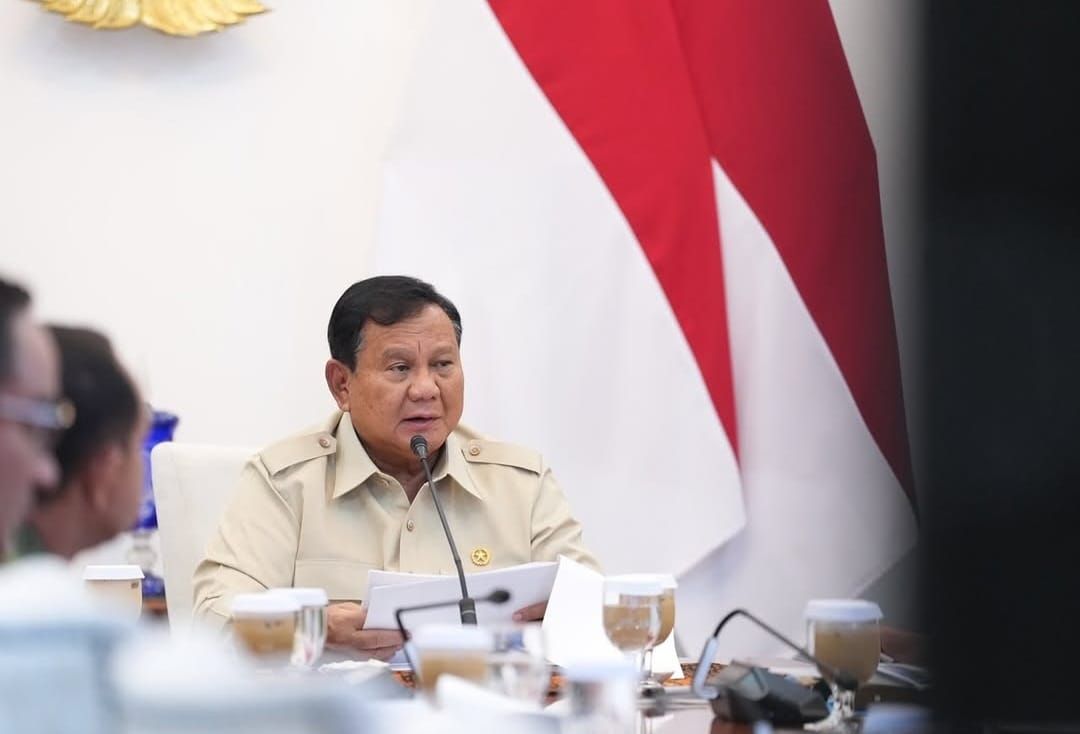 Presiden Prabowo Subianto saat memimpin rapat terbatas perkembangan penanganan karhutla secara hybrid, Selasa (13/10/2026).
