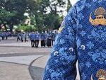 Gaji PNS lewat koperasi - Petugas layanan koperasi sedang melayani nasabah yang merupakan aparatur sipil negara dalam simulasi sistem keuangan digital terbaru.