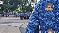 Gaji PNS lewat koperasi - Petugas layanan koperasi sedang melayani nasabah yang merupakan aparatur sipil negara dalam simulasi sistem keuangan digital terbaru.