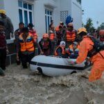 Banjir Kota Padang - Tim gabungan BPBD melakukan evakuasi warga saat banjir Kota Padang merendam kawasan Kampung Guo dan Lubuk Minturun pada Sabtu (10/10/2026).