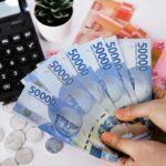 Realisasi Anggaran Bansos - Petugas sedang melakukan pendistribusian bantuan sosial kepada masyarakat sebagai bagian dari realisasi anggaran APBN 2026.