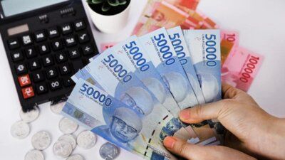 Realisasi Anggaran Bansos - Petugas sedang melakukan pendistribusian bantuan sosial kepada masyarakat sebagai bagian dari realisasi anggaran APBN 2026.