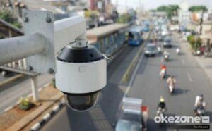 Sistem Tilang Elektronik - Implementasi Sistem Tilang Elektronik (E-TLE) di jalur protokol yang memantau ribuan pelanggaran kendaraan secara otomatis selama Operasi Patuh 2026.