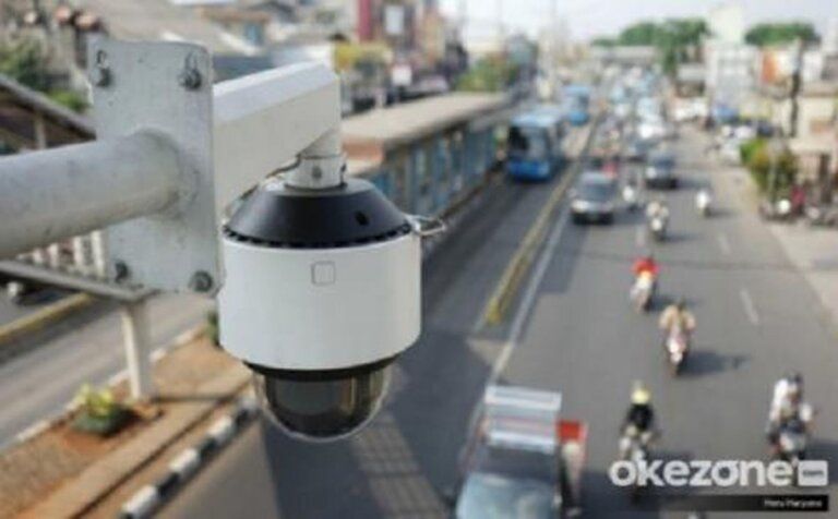 Sistem Tilang Elektronik - Implementasi Sistem Tilang Elektronik (E-TLE) di jalur protokol yang memantau ribuan pelanggaran kendaraan secara otomatis selama Operasi Patuh 2026.