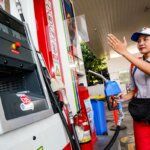 Harga BBM Pertamina - Petugas melayani pengisian bahan bakar di SPBU Pertamina dengan harga yang tetap stabil per 13 Oktober 2026.