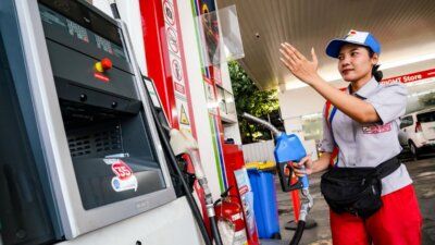 Harga BBM Pertamina - Petugas melayani pengisian bahan bakar di SPBU Pertamina dengan harga yang tetap stabil per 13 Oktober 2026.