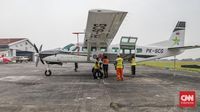 modifikasi-cuaca-dry-ice - Petugas BNPB saat mempersiapkan material dry ice untuk operasi modifikasi cuaca guna mengatasi karhutla dan kabut asap di Sumatera Selatan.