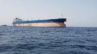 Konflik Selat Hormuz - Situasi mencekam di perairan Selat Hormuz setelah sebuah kapal kontainer hantam ranjau laut dan tenggelam di tengah ketegangan militer.