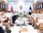 reforma agraria - Kepala BRAN Dedi Prasetyo bersalaman dengan Menteri Transmigrasi usai membahas sinergi pengelolaan lahan produktif dan reforma agraria di Jakarta.