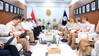 reforma agraria - Kepala BRAN Dedi Prasetyo bersalaman dengan Menteri Transmigrasi usai membahas sinergi pengelolaan lahan produktif dan reforma agraria di Jakarta.