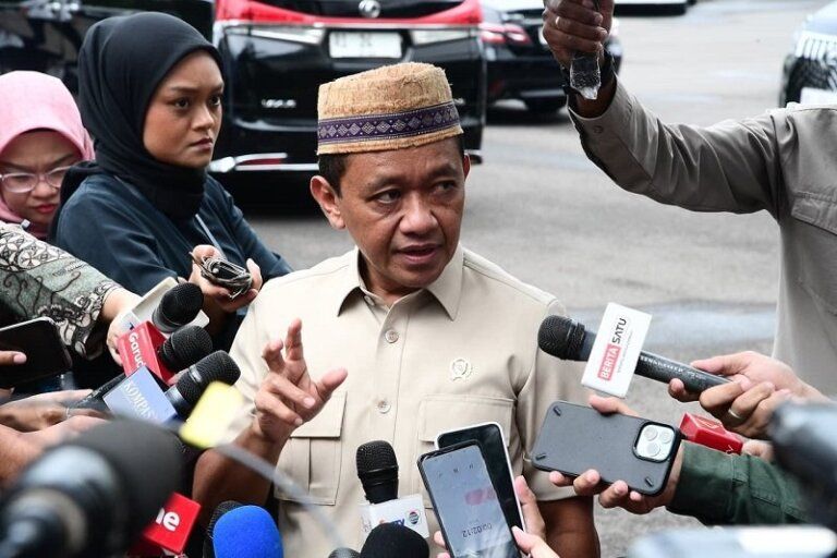 Kewenangan BUK Migas - Menteri ESDM Bahlil Lahadalia saat memberikan keterangan terkait penguatan regulasi di sektor hulu migas nasional. (Foto: Dok. Kalber)