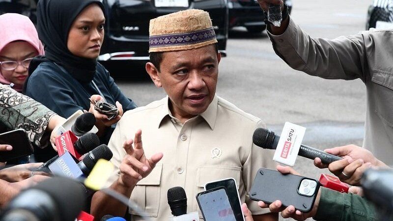 Kewenangan BUK Migas - Menteri ESDM Bahlil Lahadalia saat memberikan keterangan terkait penguatan regulasi di sektor hulu migas nasional. (Foto: Dok. Kalber)