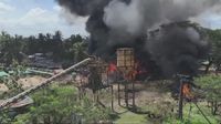 serangan udara Myanmar - Asap membumbung tinggi akibat serangan udara militer Myanmar yang menyasar pemukiman warga sipil di wilayah konflik.
