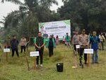 Green Policing Riau - Anggota Persatuan Hijau Riau (PeHR) saat melakukan penanaman bibit pohon di Pekanbaru guna memperkuat semangat Green Policing Riau dan program GEMASASI.