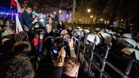 Krisis Politik Polandia - Situasi demonstrasi massa di Warsawa akibat krisis konstitusional yang memicu ketegangan politik nasional Polandia.