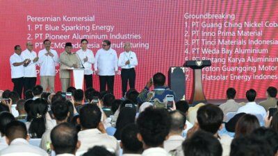 Hilirisasi Nikel Prabowo - Presiden Prabowo Subianto saat meresmikan 11 proyek ekosistem hilirisasi nikel senilai Rp180 triliun di kawasan IWIP, Halmahera Tengah.