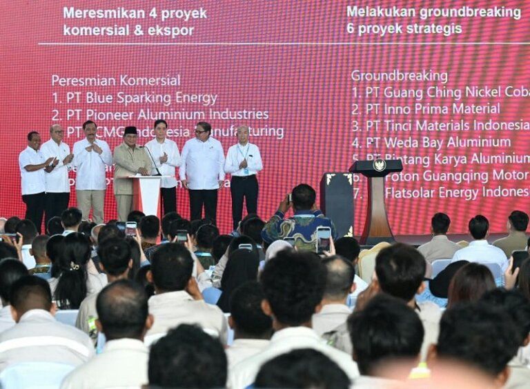 Hilirisasi Nikel Prabowo - Presiden Prabowo Subianto saat meresmikan 11 proyek ekosistem hilirisasi nikel senilai Rp180 triliun di kawasan IWIP, Halmahera Tengah.