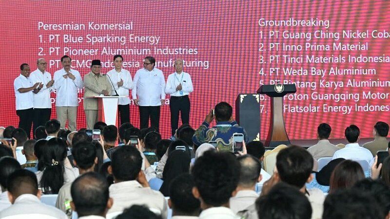 Hilirisasi Nikel Prabowo - Presiden Prabowo Subianto saat meresmikan 11 proyek ekosistem hilirisasi nikel senilai Rp180 triliun di kawasan IWIP, Halmahera Tengah.