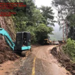 Longsor Tapan Jambi - Alat berat milik Kementerian PU sedang membersihkan material tanah akibat Longsor Tapan Jambi di Kabupaten Pesisir Selatan, Sumatera Barat.