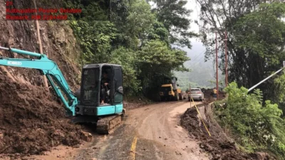 Longsor Tapan Jambi - Alat berat milik Kementerian PU sedang membersihkan material tanah akibat Longsor Tapan Jambi di Kabupaten Pesisir Selatan, Sumatera Barat.