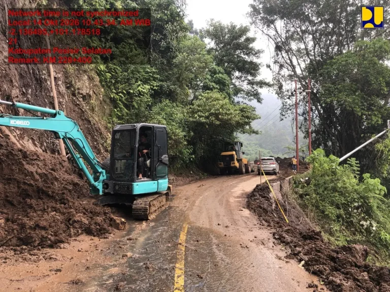 Longsor Tapan Jambi - Alat berat milik Kementerian PU sedang membersihkan material tanah akibat Longsor Tapan Jambi di Kabupaten Pesisir Selatan, Sumatera Barat.