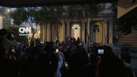 Protes Korupsi Albania - Asap mengepul dari gedung kementerian di Tirana, Albania, saat ribuan mahasiswa melakukan aksi protes terhadap korupsi dan kenaikan biaya pendidikan.