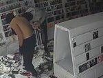 penjarahan toko Prancis - Tangkapan layar CCTV menunjukkan sekelompok orang saat melakukan penjarahan toko Prancis di kota Nice di tengah kerusuhan demonstrasi.