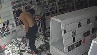 penjarahan toko Prancis - Tangkapan layar CCTV menunjukkan sekelompok orang saat melakukan penjarahan toko Prancis di kota Nice di tengah kerusuhan demonstrasi.